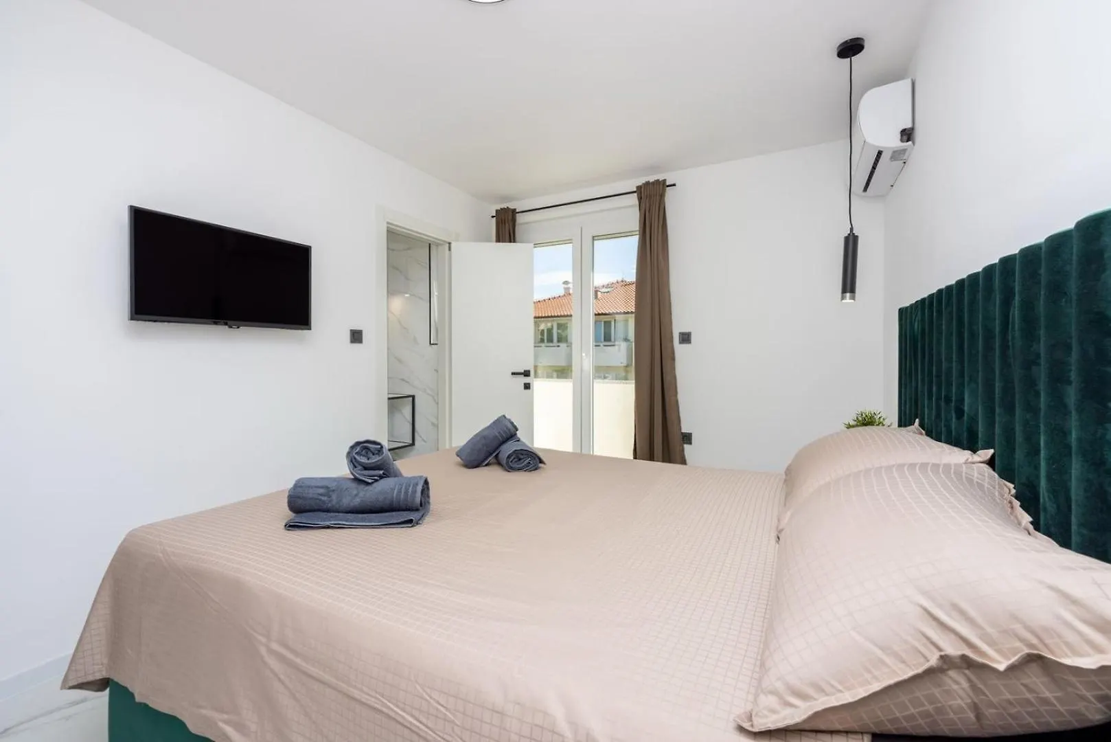 Luxury Villa Magic With Swimming Pool Baska